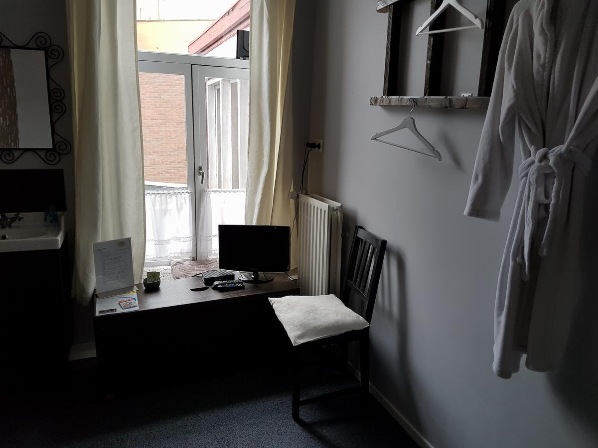 Cafe Pension The Chandelier Terneuzen Bagian luar foto