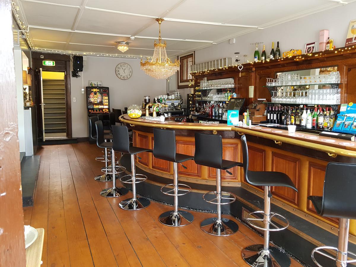 Cafe Pension The Chandelier Terneuzen Bagian luar foto