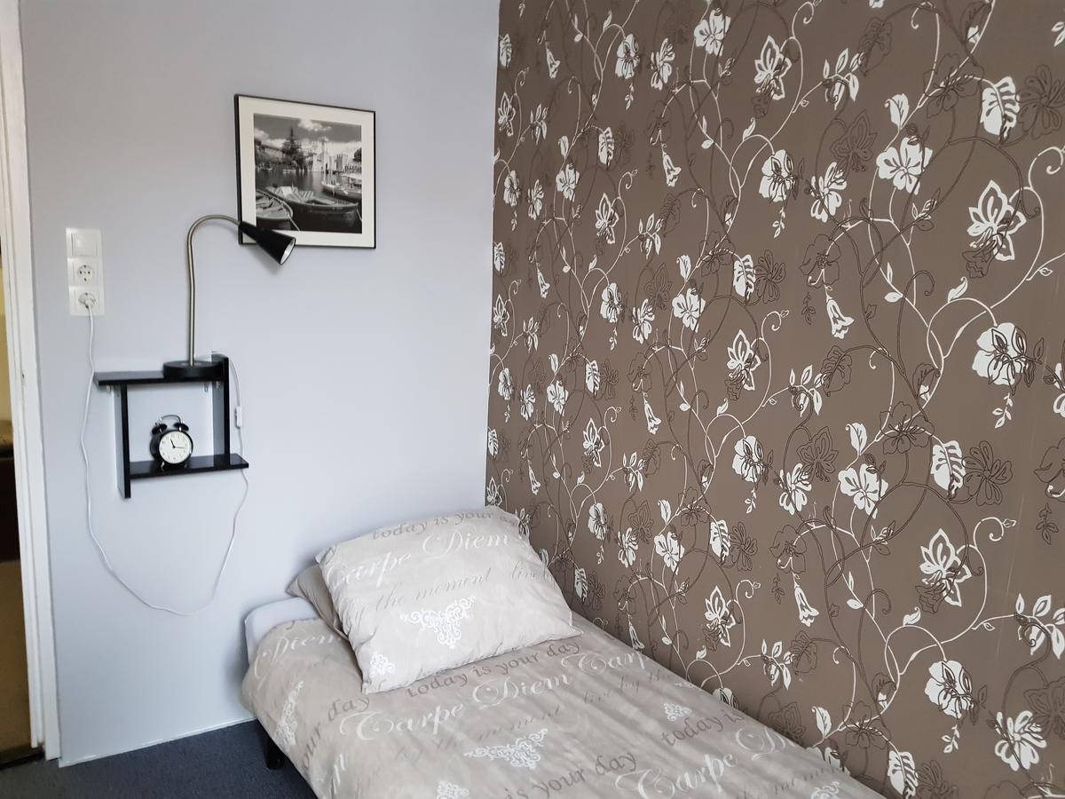 Cafe Pension The Chandelier Terneuzen Bagian luar foto