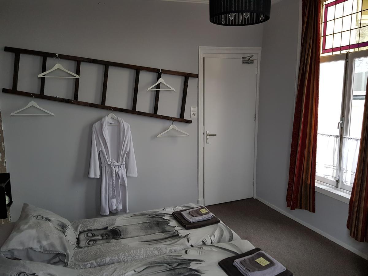 Cafe Pension The Chandelier Terneuzen Bagian luar foto